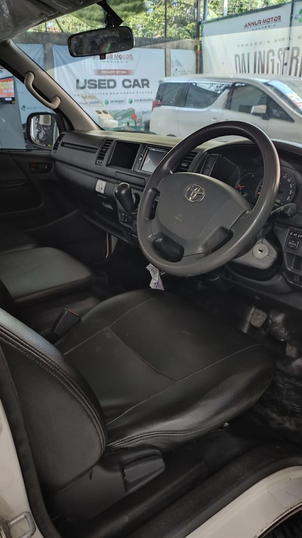 HIACE COMMUTER 2.5 MANUAL 2019 - Image 8
