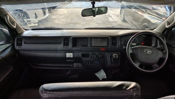 HIACE COMMUTER 2.5 MANUAL 2019 - Image 10